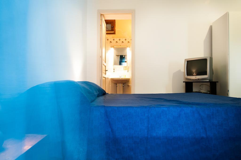 تْشيفالو B&B La Rocca الغرفة الصورة